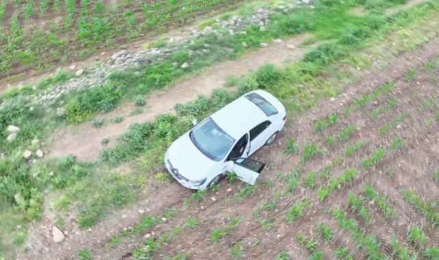 "Dur" ihtarına uymayarak tarlaya kaçan otomobilden 19 bin adet uyuşturucu hap çıktı