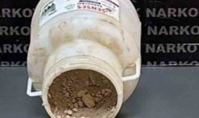 "Dur" ihtarına uymayıp polise çarpan otomobilden 2 kilo eroin ele geçirildi