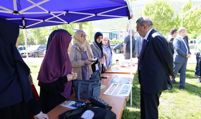 Rektör Kutluhan PAÜ'de kurulan Filistin'e destek çadırlarını ziyaret etti