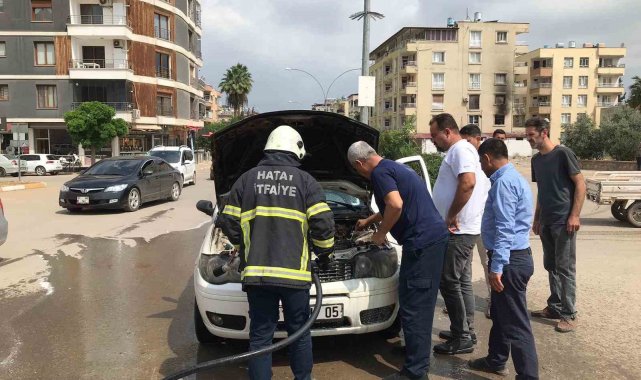 Reyhanlı'da çıkan araç yangını kısa sürede söndürüldü