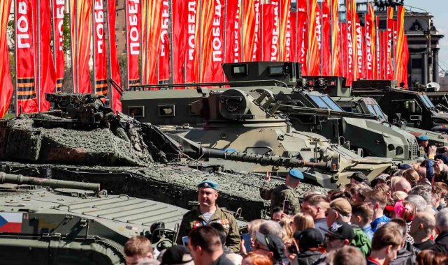 Rusya, Ukrayna ordusundan ele geçirdiği Batı teçhizatını sergiliyor