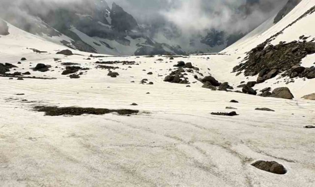 Saatlerce çektiği karlı dağların doğası mest etti: Görüntüler Alpler ve Himalayalar'ı aratmadı