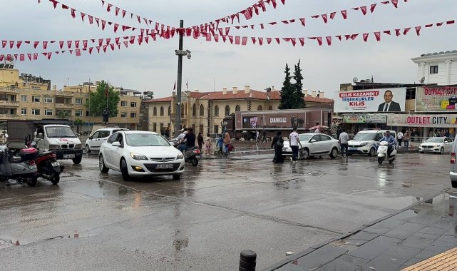 Sağanak yağış parkın istinat duvarının çökmesine neden oldu