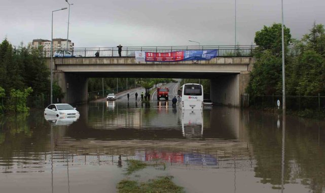Sağanak yağış su taşkınlarına neden oldu, araçlar mahsur kaldı
