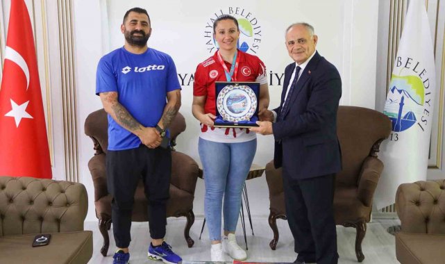 Şampiyon sporcudan Başkan Öztürk'e ziyaret