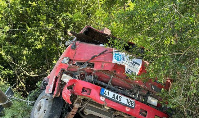 Sarıyer'de bariyerleri aşan vinç şarampole uçtu: 2 yaralı