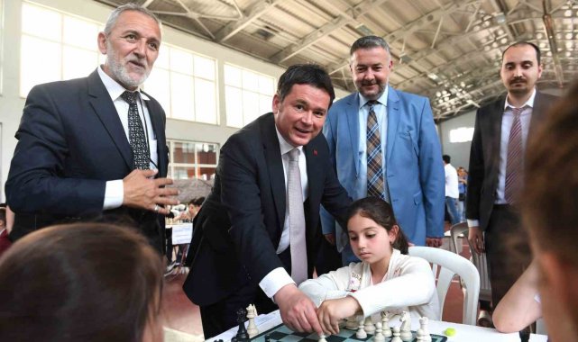 Satranç turnuvasında ilk hamle Başkan Aydın'dan