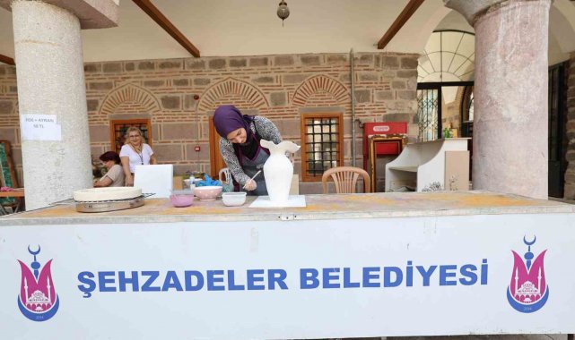 Şehzadeler'in kadınları el emeklerini sanata dönüştürüyor