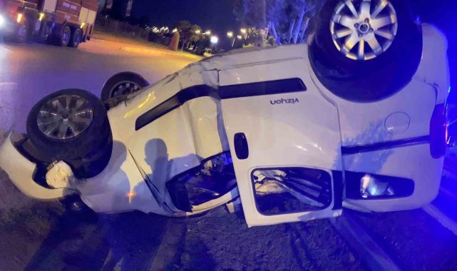Serik'te refüje çarpan ticari araç takla attı: 1 yaralı