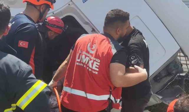 Siirt'te tır şarampole yuvarlandı: 1 ölü, 1 yaralı
