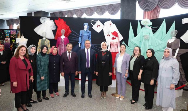 Sultangazi Sanat ve Mesleki Eğitim Kurs Merkezleri'nde kadınların yaptığı el emeği ürünler sergilendi