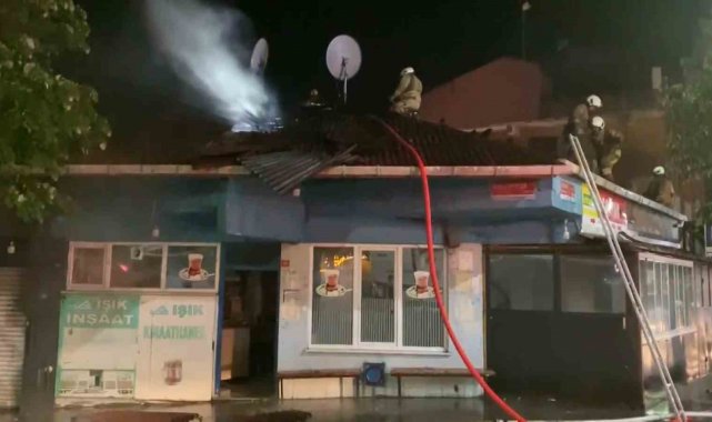 Sultangazi'de 4 iş yerinin olduğu bina alev alev yandı