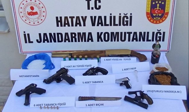 Şüphelilerin evinde yapılan aramada uyuşturucu ve tabanca ele geçirildi