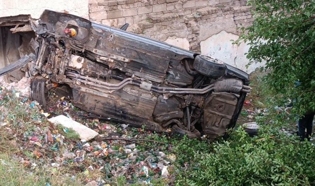 Takla atan otomobil hurdaya döndü: 3 yaralı