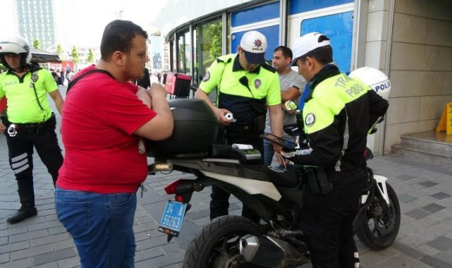 Taksim'de yaya yolunu işgal eden motosiklet sürücülerine ceza yağdı