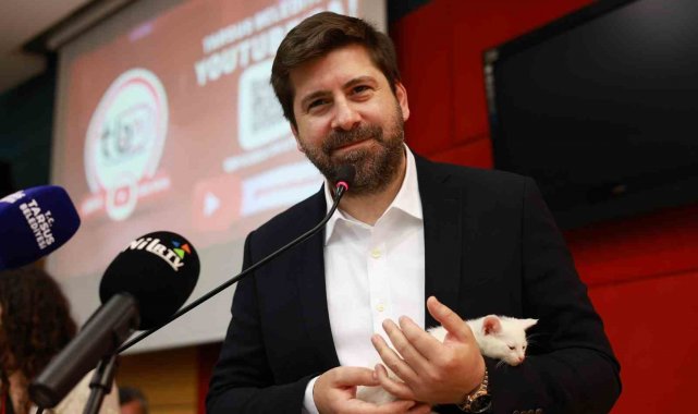 Tarsus'ta Sokak Hayvanları Çalıştayı düzenlendi: Başkan kürsüye sokak kedisiyle çıktı