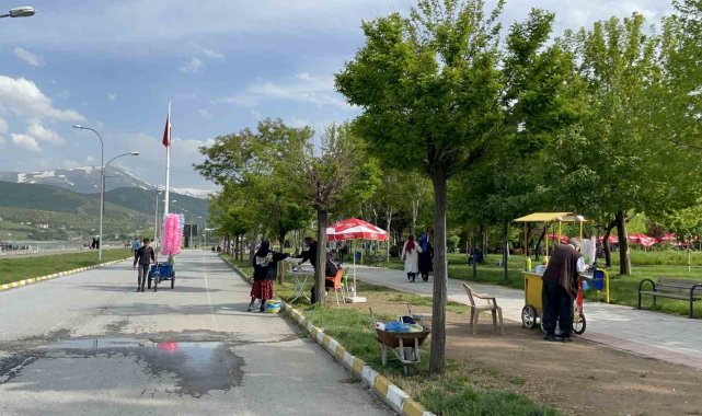 Tatvanlılar güneşin tadını çıkardı