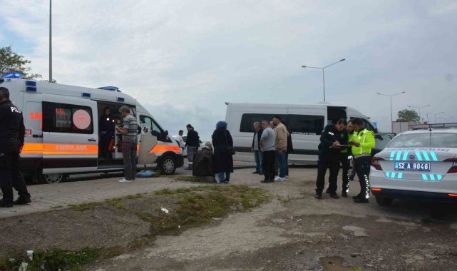 Tekstil işçilerini taşıyan servis minibüsü kaza yaptı: 10 yaralı
