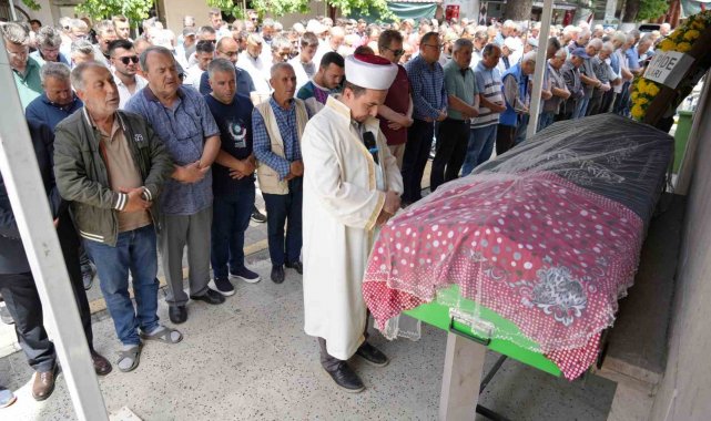 Trafik kazasında ölen genç kızın tabutuna duvak örtüldü