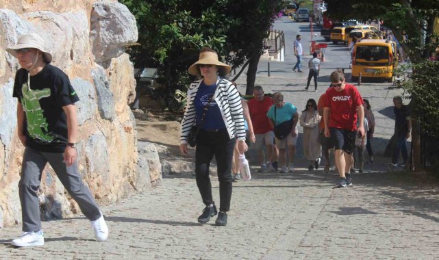 Turizm kenti Alanya'ya sezonun 2'nci yolcu gemisi demirledi