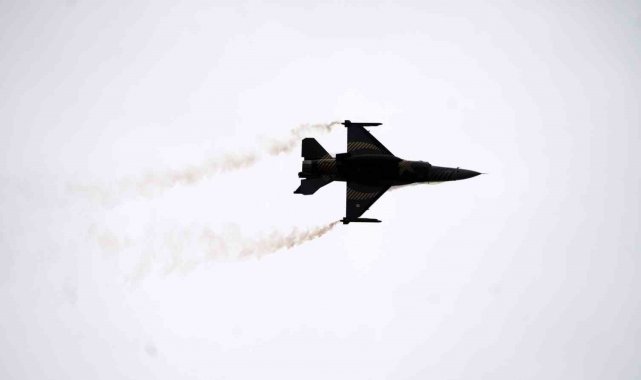 Türk pilotundan F16'nın sınırlarını aşan manevralar: SOLOTÜRK'ün nefes kesici gösterisi