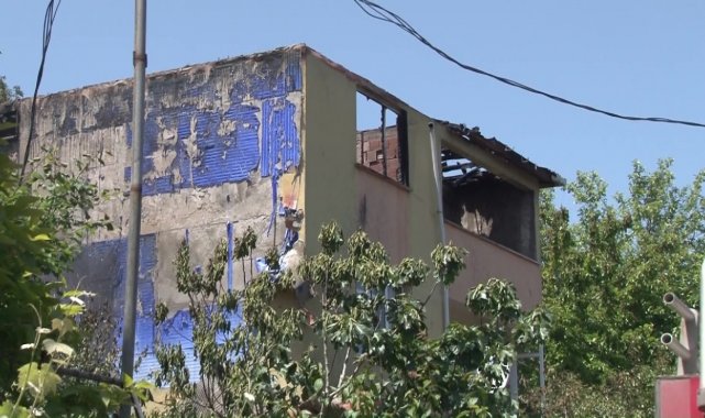 Ümraniye'de gecekonduda çıkan yangın apartmanın çatısına sıçradı