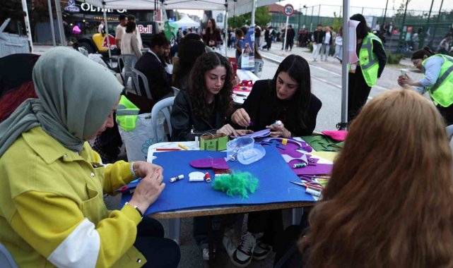 Üniversiteli gençler festivalde eğlenerek stres attı