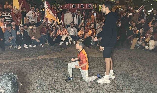 Uşak'ta Galatasaray taraftarları şampiyonluğu kutladı