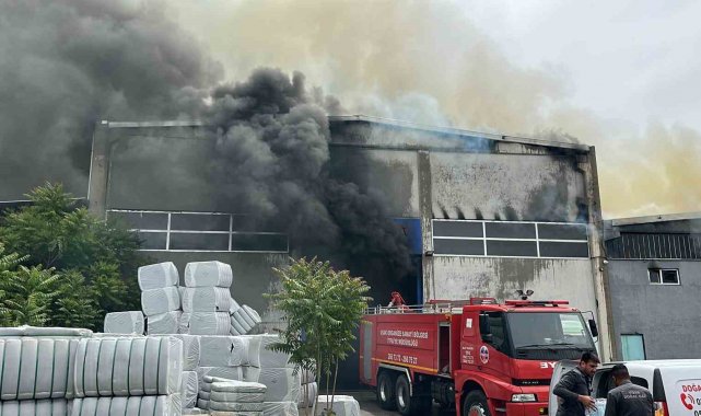 Uşak'ta tekstil fabrikasında çıkan yangın kontrol altına alındı