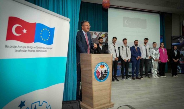 Vali Çelik "Geleceğin Teknoloji Yıldızları Yetişiyor" tiyatro gösterisine katıldı