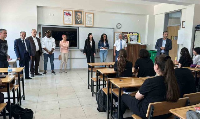 Yabancı öğretim görevlilerinden liseli öğrencilere İngilizce dersi