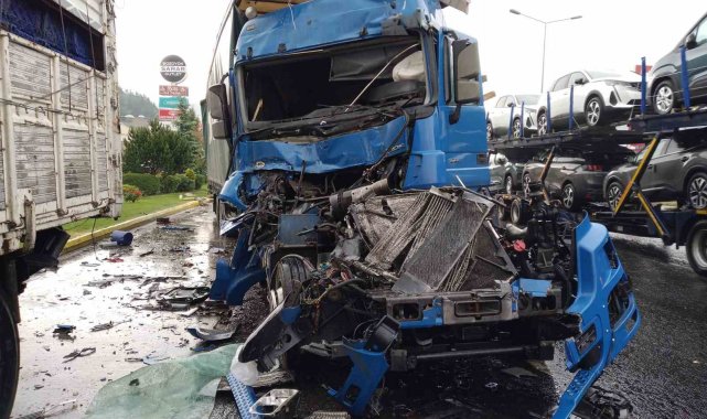 Yabancı uyruklu kadının kullandığı tır, kamyona arkadan çarptı: 2 yaralı