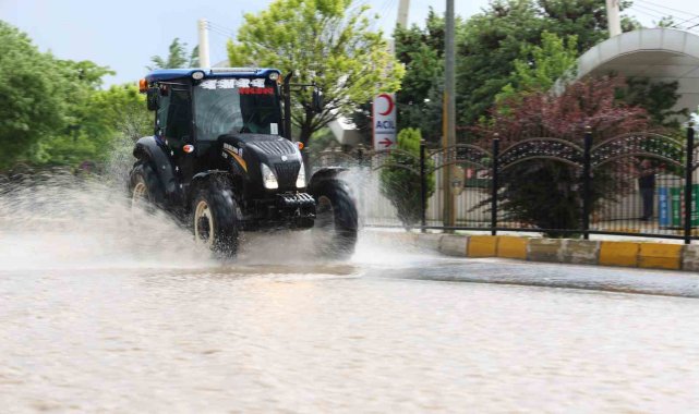 Yağmur alt geçidi suyla doldurdu, sürücüler güçlük çekti