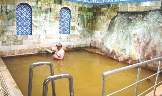Yeniceköy şifa hamamı havuzuna doğal güzellik katan devasa kaya