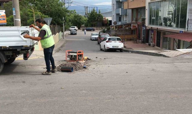 Yol çalışması yapan işçiye araç çarptı