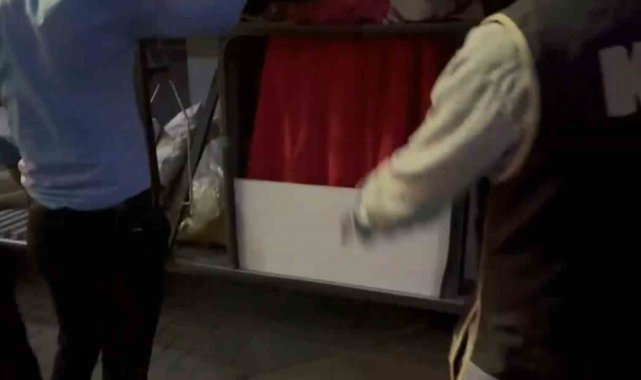 Yolcu otobüsünün bagajında 50 koli makaron ele geçirildi