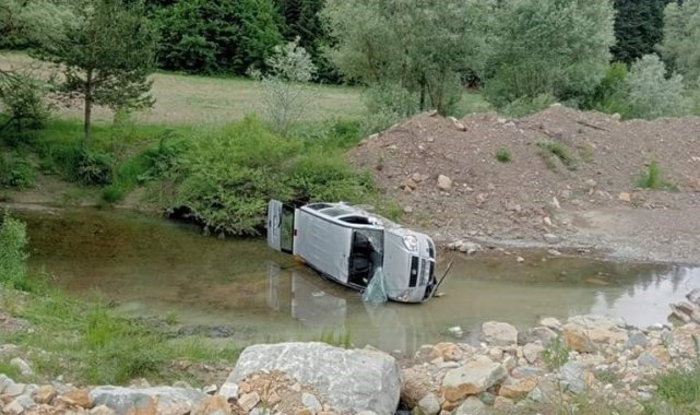 Yoldan çıkan kamyonet çaya uçtu: 1 yaralı