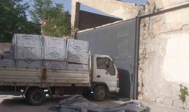 Yük indirirken kamyonetten düşen adam ağır yaralandı