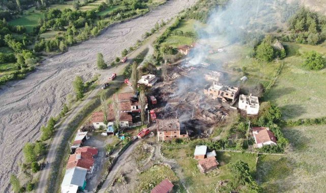 12 evin yandığı köy havadan görüntülendi
