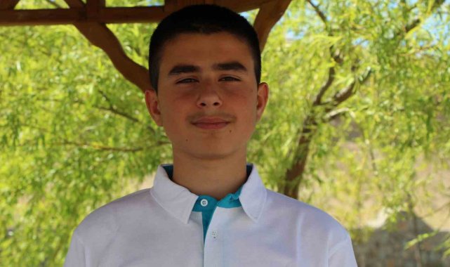 14 yaşındaki Yasir, günde 5 saat çalışarak LGS'den 500 tam puan aldı