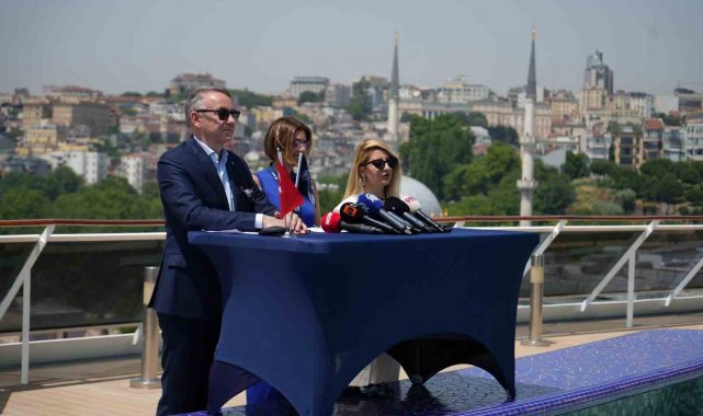 333 metre uzunluğundaki dev kruvaziyer gemi İstanbul'a demir attı