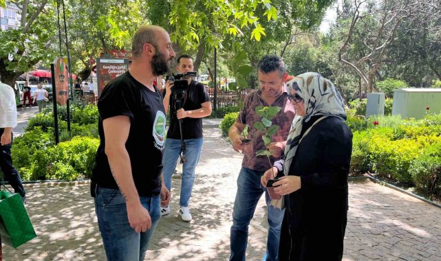 'Çiçek Doktoru' Arslan, Babalar Günü sebebiyle vatandaşlara 'aronya fidanı' dağıttı