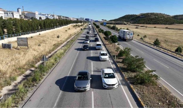 43 ilin geçiş güzergahındaki araç trafiği havadan görüntülendi