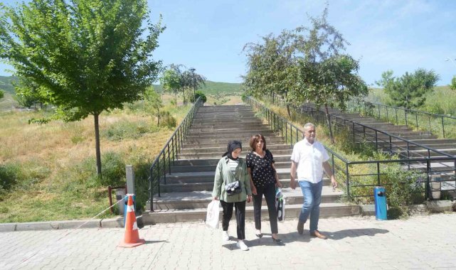 56 yaşında üniversiteyi birincilikle bitirdi