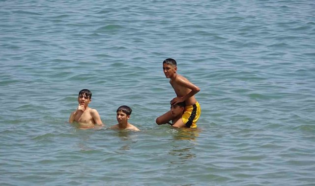 Adana'nın sıcağından bunalan gençler soluğu Mersin sahillerinde aldı
