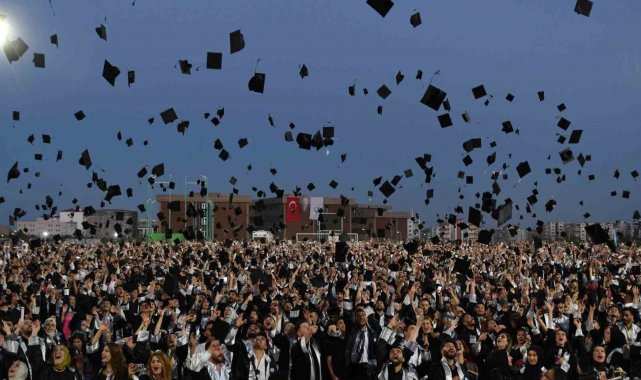 Adıyaman Üniversitesi'nde mezuniyet coşkusu yaşandı