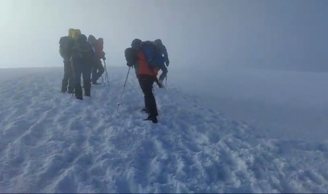 Ağrı Dağı'nda dağcılar kar ve fırtınaya rağmen zirveye ulaştı