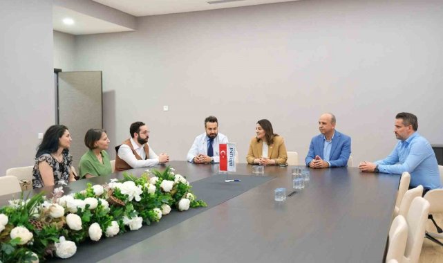 AK Partili Karslı çöken binada yaralanan genç annenin durumu hakkında bilgi aldı