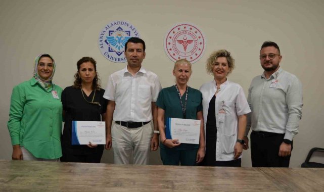 Alanyalı ebe ve hemşireye İl Sağlık Müdürlüğünden teşekkür belgesi