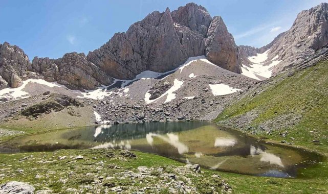 Anamas Dağı'ndaki Karagöl, dağcıların ilgi odağı